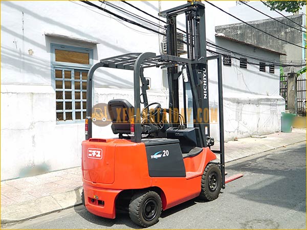 Xe nâng điện Nhật Bản giá rẻ, tiết kiệm nhiên liệu, độ bền cao.