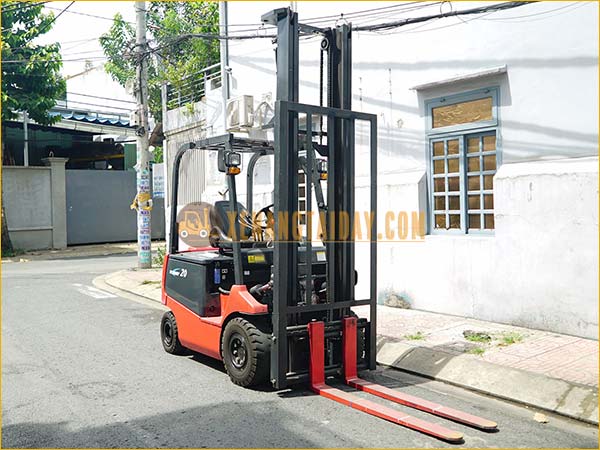 Giá khung nâng được thiết kế cao gần 2 mét đảm bảo nâng hàng cồng kềnh.
