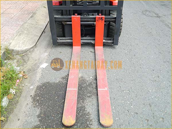Càng dài 1.3 mét xúc những pallet kích thước bự, cồng kềnh.