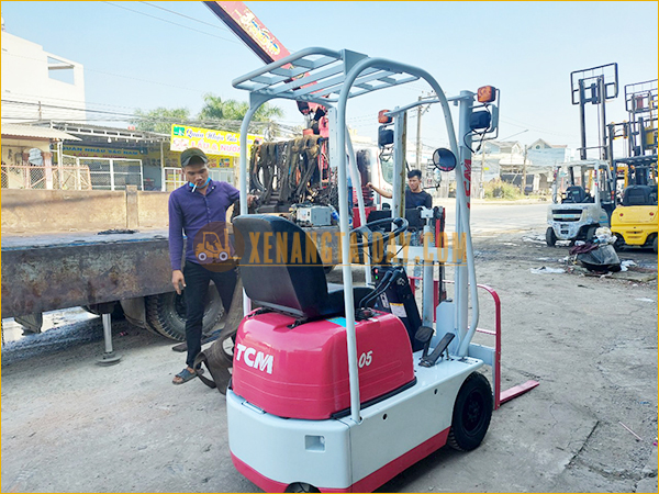 Xe nâng điện ngồi lái TCM FB05S
