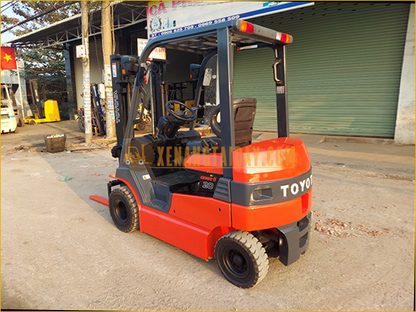 Xe nâng điện ngồi lái TOYOTA 7FB20