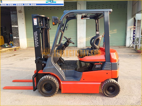 Xe nâng điện ngồi lái TOYOTA 7FB20