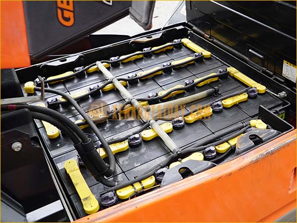 Xe nâng điện ngồi lái TOYOTA 7FB20