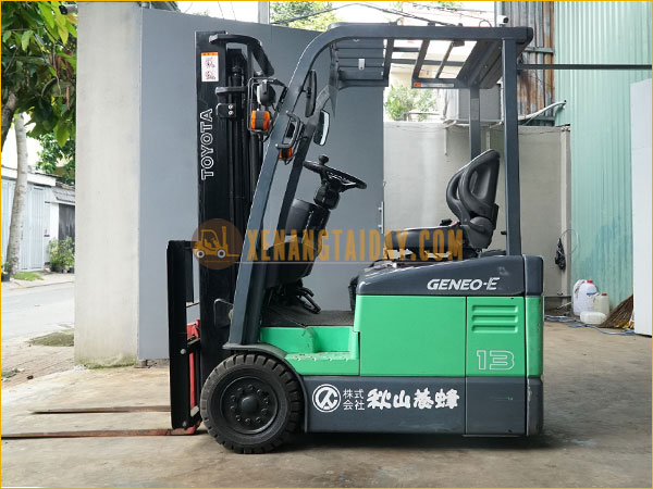 Xe nâng điện ngồi lái 3 bánh thương hiệu Toyota
