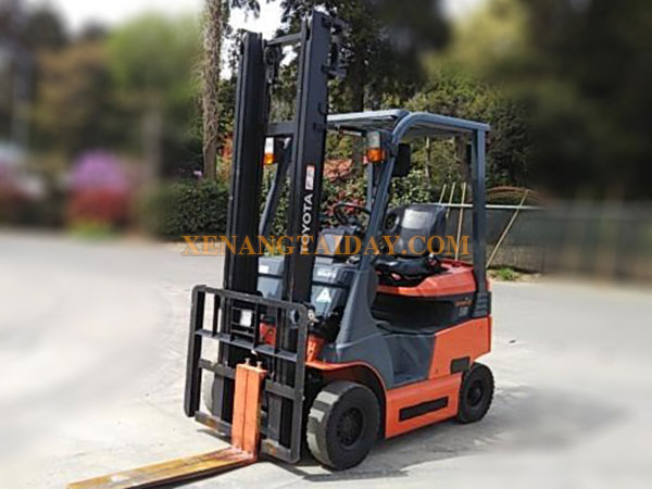 Xe nâng điện ngồi lái TOYOTA 7FBH15