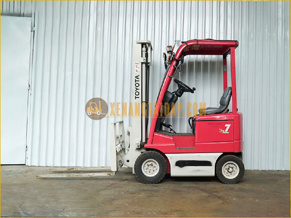 Xe nâng điện ngồi lái 700 kg TOYOTA 3FB7
