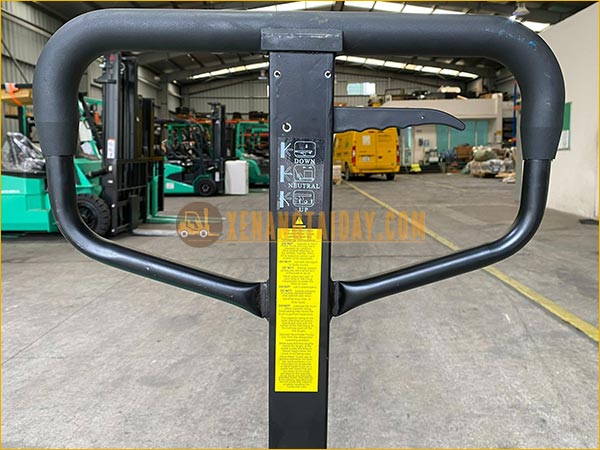 Xe nâng tay 2.5 tấn MITSUBISHI MỚI 100%