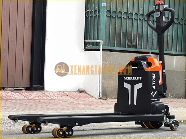 Xe nâng tay điện thấp tự động hoàn toàn 1.5 / 2 tấn NOBLELIFT ATOM 2