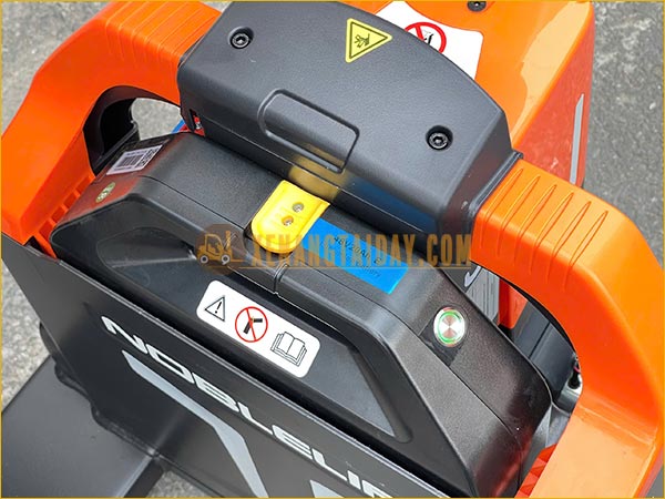 Xe nâng tay điện thấp tự động hoàn toàn 1.5 / 2 tấn NOBLELIFT ATOM 2