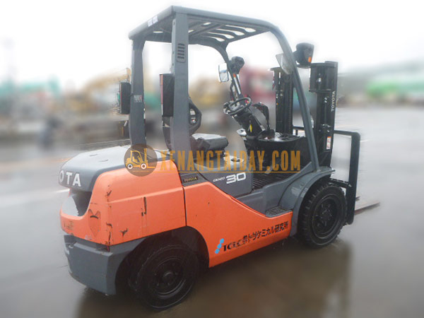 Xe nâng Xăng TOYOTA 02-8FGL30